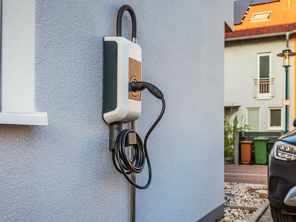 Elektroauto an moderner Wallbox in Bornheim mit professioneller Installation von Stefan Montenarh.