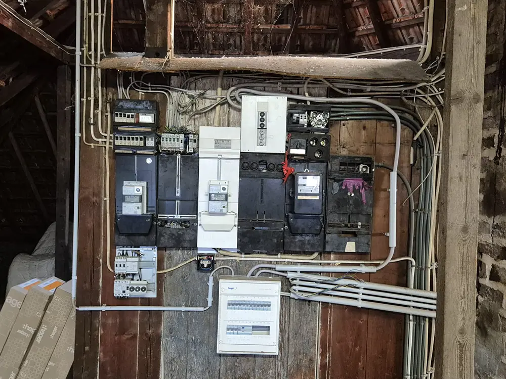 Veralteter Zählerschrank vor der Modernisierung durch Elektriker Stefan Montenarh in Bornheim.